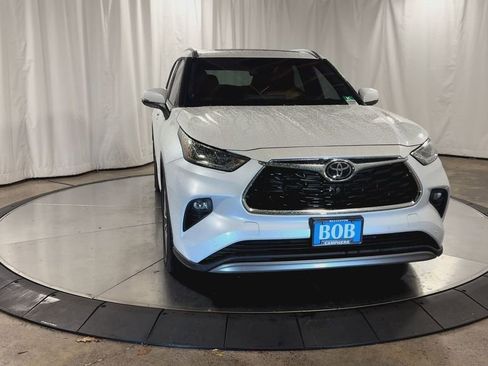 Used 2022 Toyota Highlander Platinum image 4