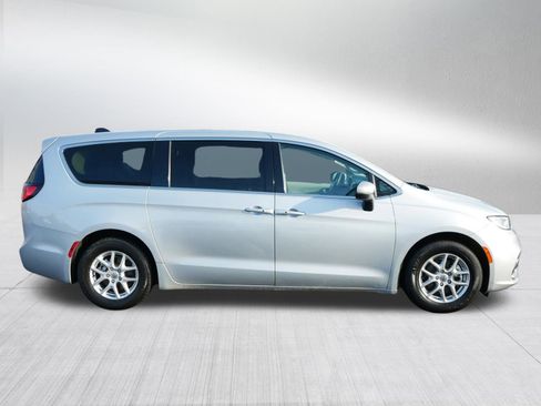Used 2023 Chrysler Pacifica Touring-L image 8