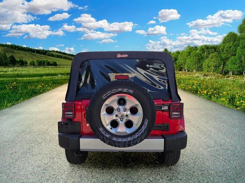 Used 2015 Jeep Wrangler Unlimited Sahara w/ Connectivity Group AWD/4WD image 5