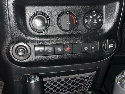 Used 2014 Jeep Wrangler Unlimited Sahara image 29