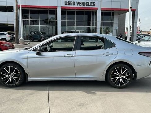 Used 2023 Toyota Camry SE image 3