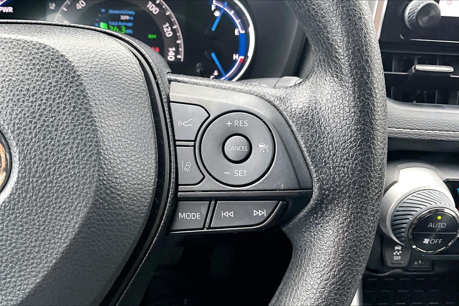 Used 2025 Toyota RAV4 XLE AWD/4WD image 18