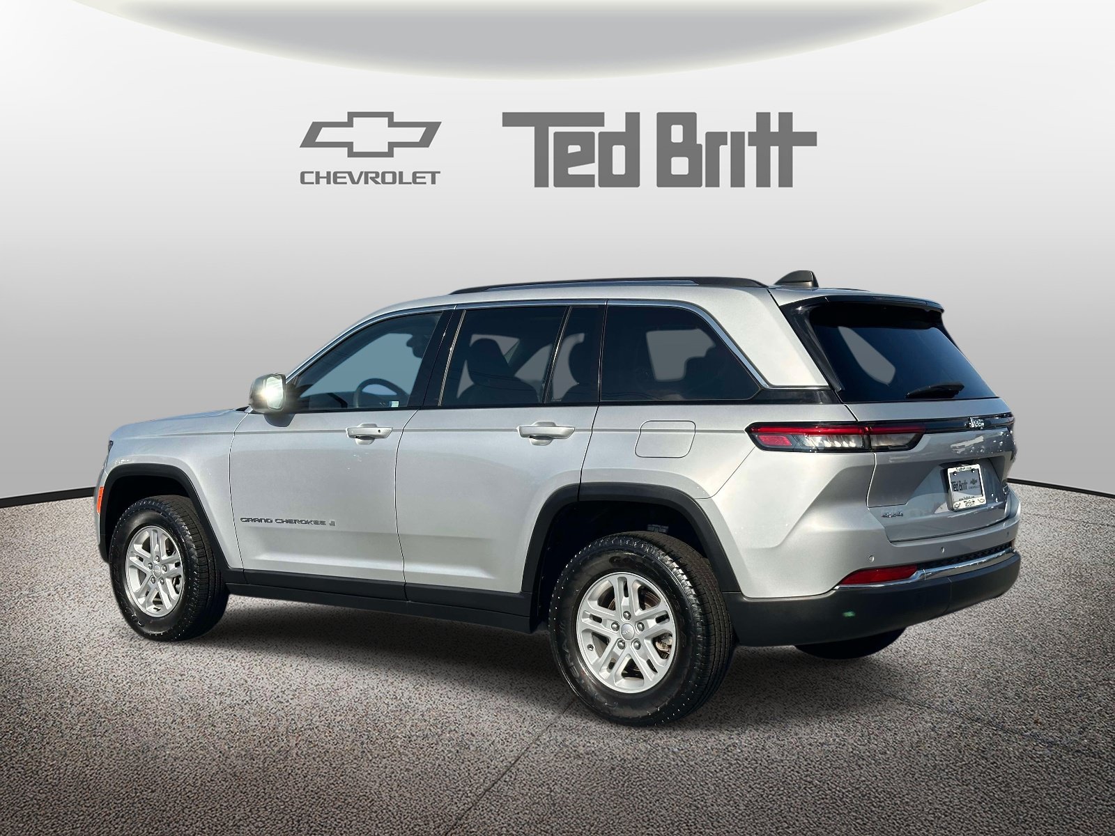Used 2023 Jeep Grand Cherokee Laredo AWD/4WD image 6