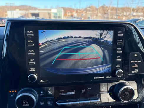 Used 2021 Toyota Highlander XLE image 22