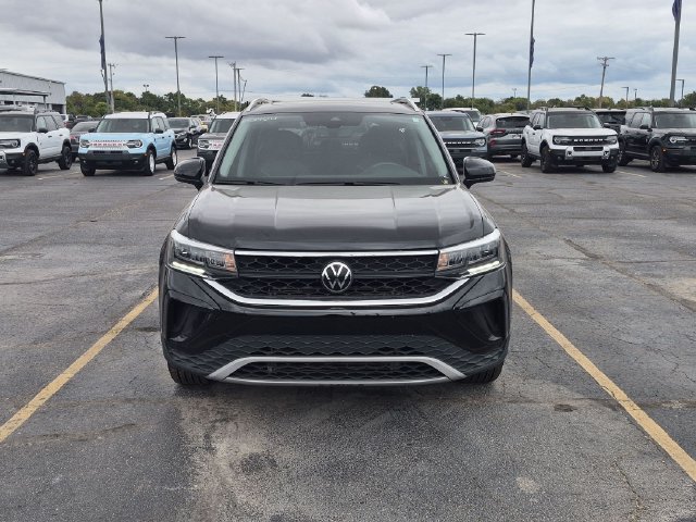 Used 2024 Volkswagen Taos SE w/ Panoramic Sunroof Package FWD image 2
