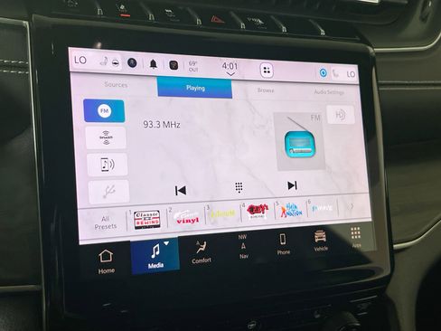 Used 2023 Jeep Grand Cherokee Limited w/ Black Appearance Package image 14