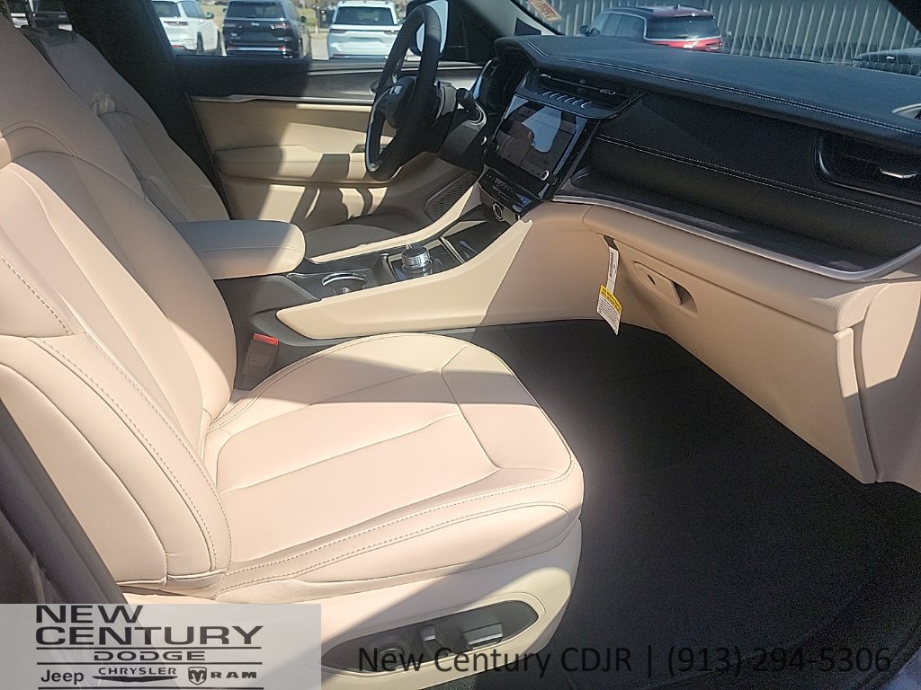 New 2026 Jeep Grand Cherokee Limited w/ Limited Altitude Package AWD/4WD image 25