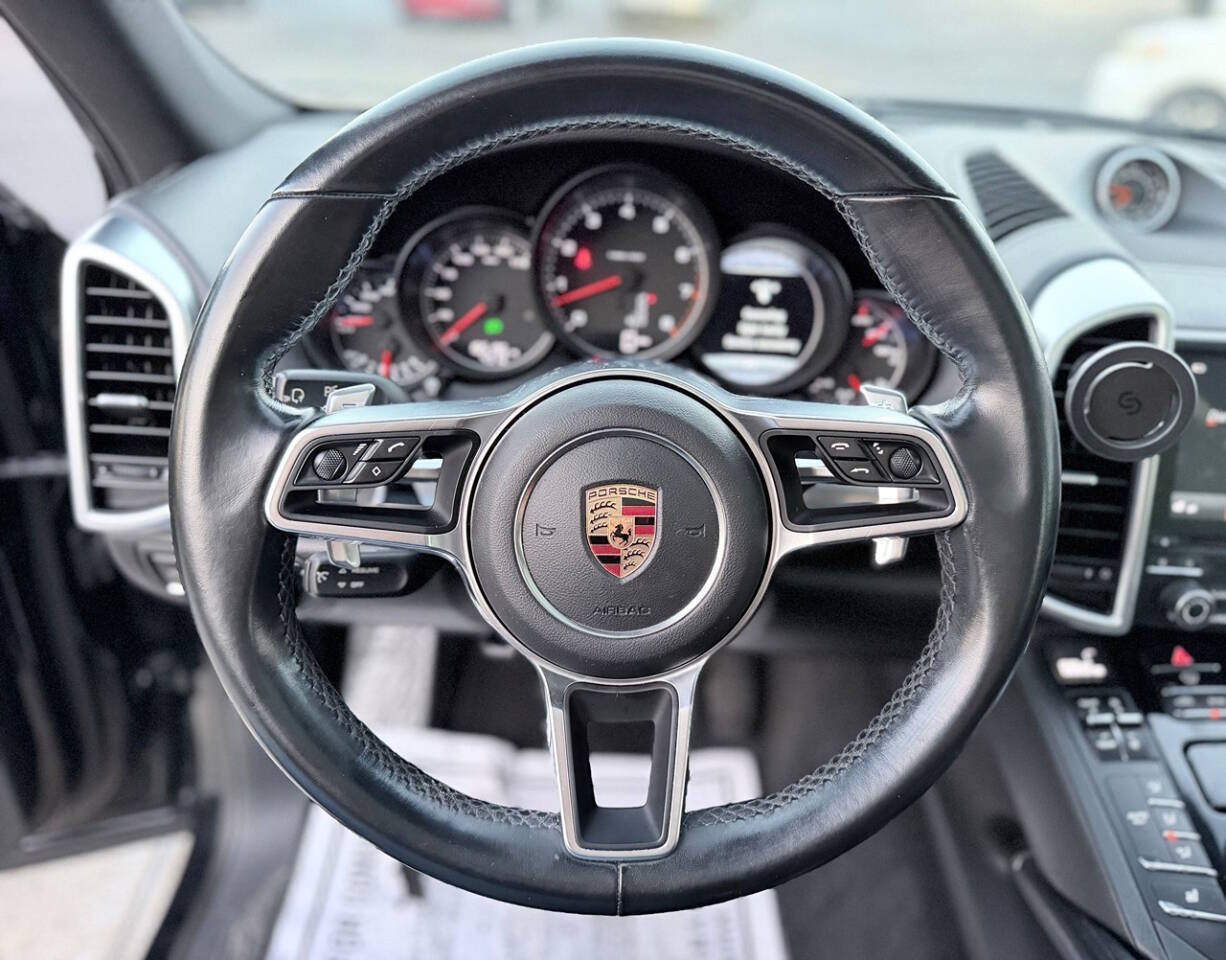 Used 2017 Porsche Cayenne Platinum Edition AWD/4WD image 28