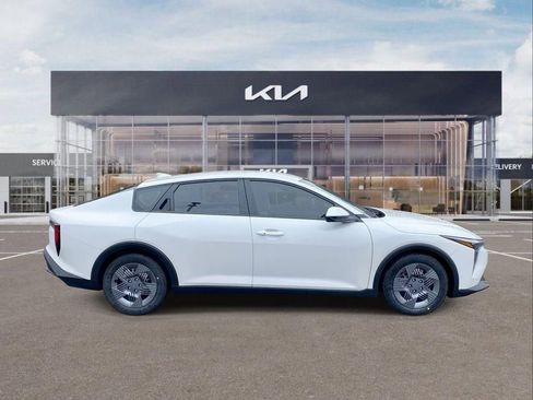New 2025 Kia K4 LX image 9