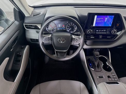 Certified 2023 Toyota Highlander L image 20
