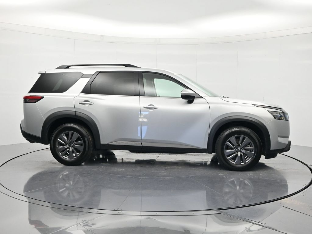 Used 2025 Nissan Pathfinder SV FWD image 4
