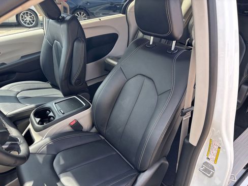 Used 2024 Chrysler Pacifica Touring-L image 36