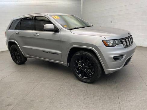 Used 2018 Jeep Grand Cherokee Altitude RWD image 3