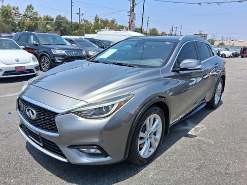 Used 2017 INFINITI QX30 Premium w/ Cargo Package FWD image 3