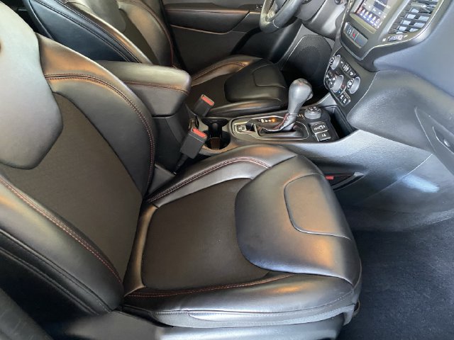 Used 2019 Jeep Cherokee Trailhawk w/ Cold Weather Group AWD/4WD image 10