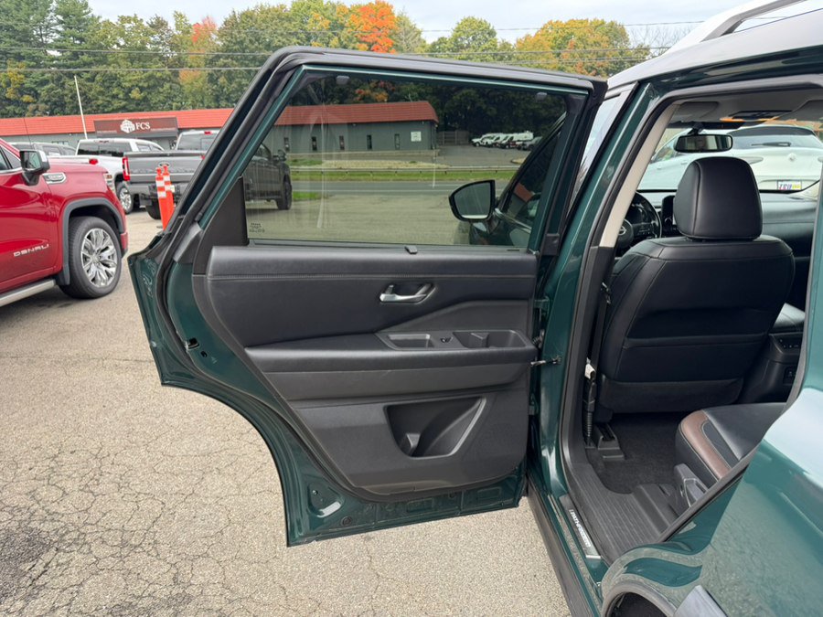 Used 2022 Nissan Pathfinder Platinum w/ Lighting Package (N92) AWD/4WD image 18