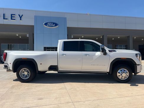 Used 2025 GMC Sierra 3500 Denali w/ Denali Reserve Package image 3