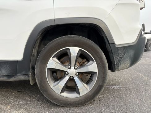 Used 2019 Jeep Cherokee Limited image 26