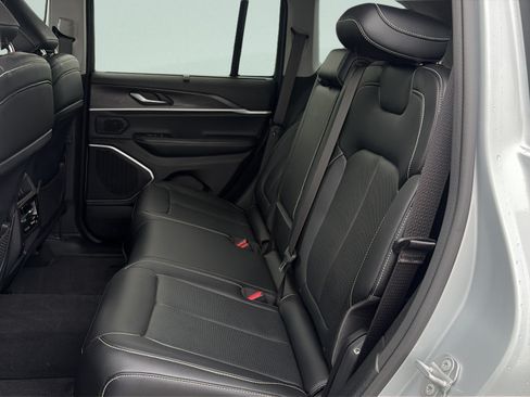 Used 2022 Jeep Grand Cherokee Limited w/ Luxury Tech Group II RWD image 10