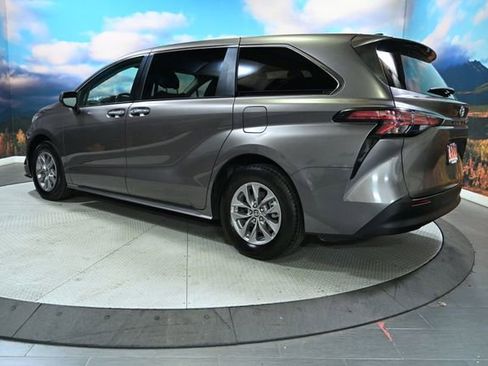 Used 2022 Toyota Sienna XLE image 5