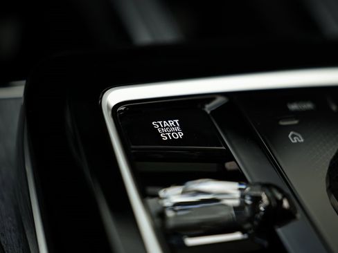 Used 2025 BMW 740i w/ Premium Package image 40