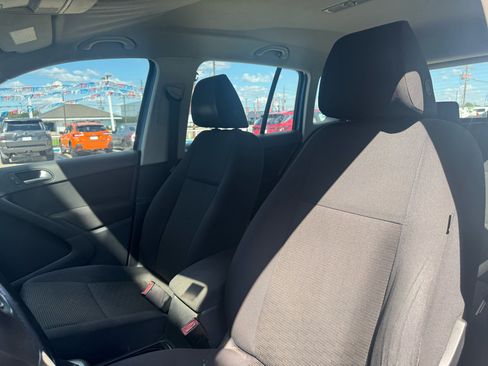 Used 2017 Volkswagen Tiguan Limited w/ Premium Package image 29