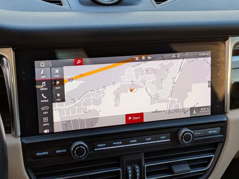 Used 2020 Porsche Macan image 21