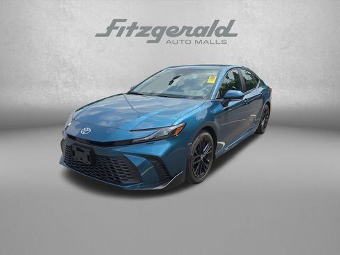 Used 2025 Toyota Camry SE FWD image 3