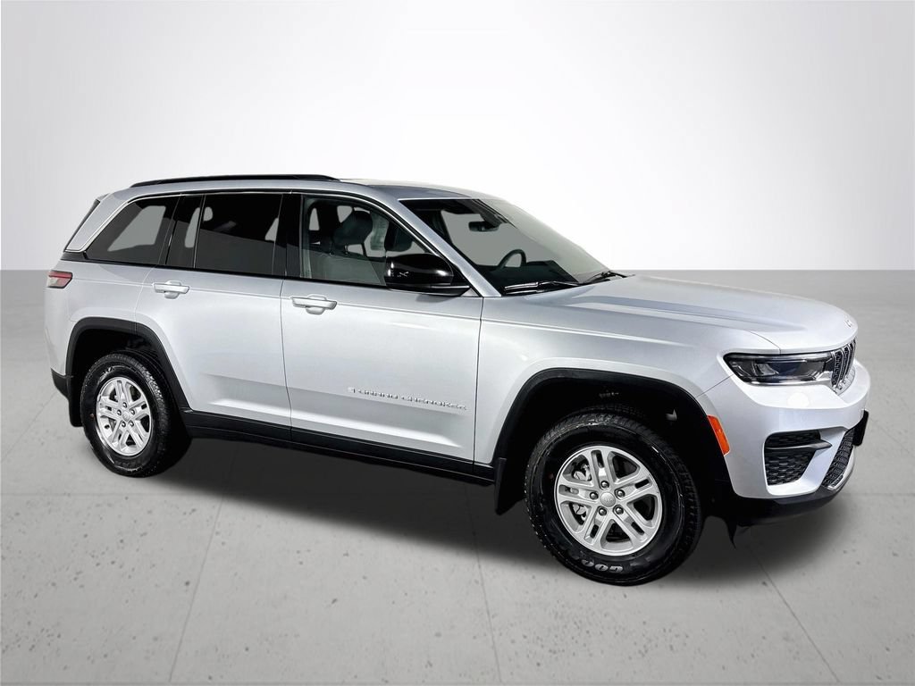 Used 2025 Jeep Grand Cherokee Laredo w/ MOPAR Finishing Package AWD/4WD image 5
