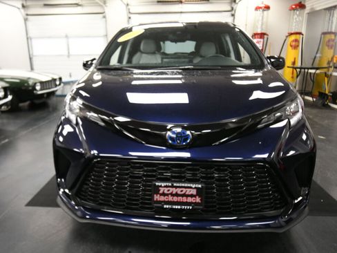 Used 2025 Toyota Sienna XSE image 2