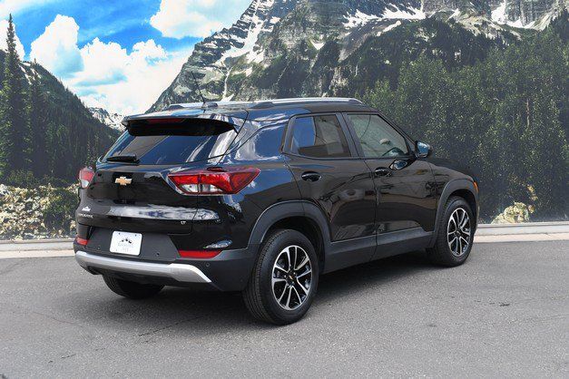 Used 2024 Chevrolet TrailBlazer LT w/ Driver Confidence Package FWD image 3