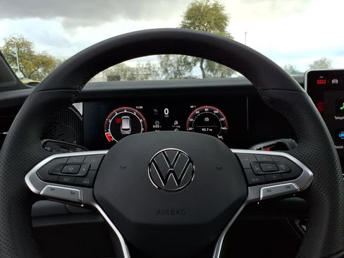 New 2026 Volkswagen Tiguan SE R-Line FWD image 14