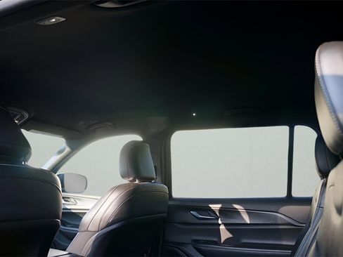 Used 2023 Jeep Grand Cherokee L Laredo image 12