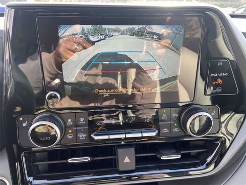Used 2025 Toyota Highlander XLE image 24