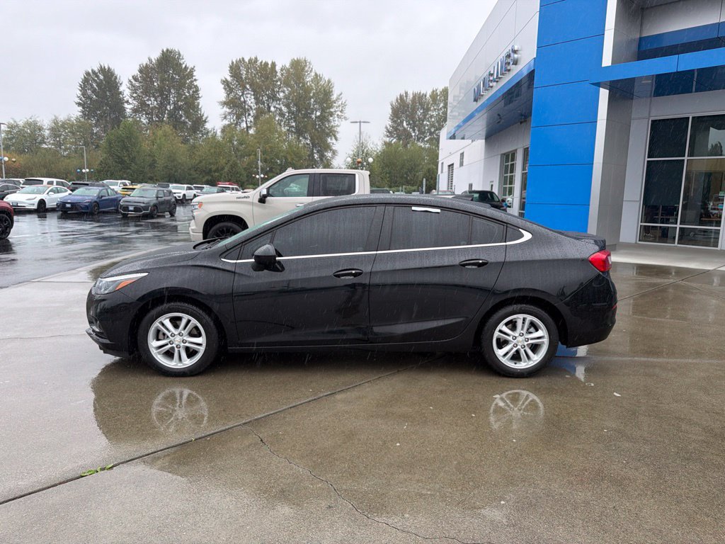 Used 2018 Chevrolet Cruze LT w/ Convenience Package FWD image 2