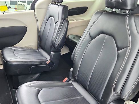 Used 2024 Chrysler Pacifica Touring-L image 16