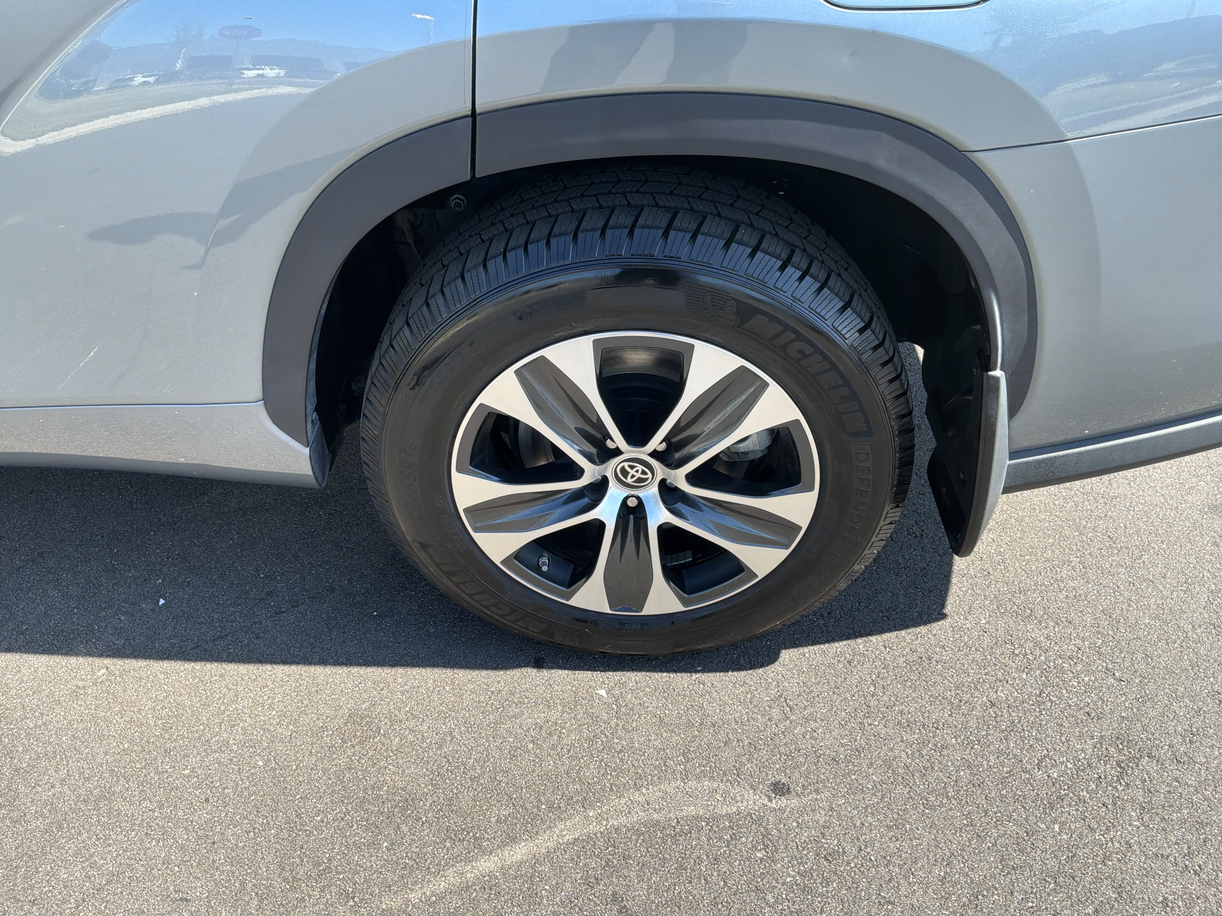 Used 2021 Toyota Highlander XLE AWD/4WD image 13