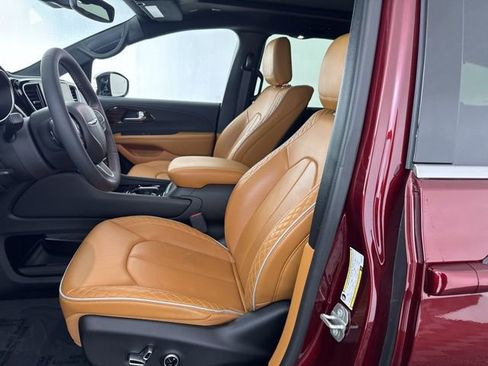 Used 2023 Chrysler Pacifica Pinnacle image 21