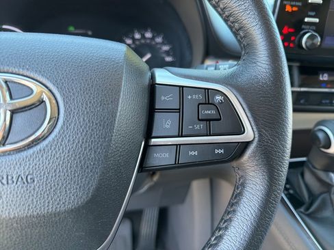 Used 2023 Toyota Sienna XLE AWD/4WD image 17