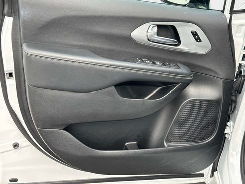 Used 2025 Chrysler Pacifica Limited FWD image 20
