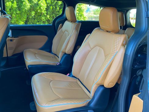 Used 2023 Chrysler Pacifica Pinnacle image 32