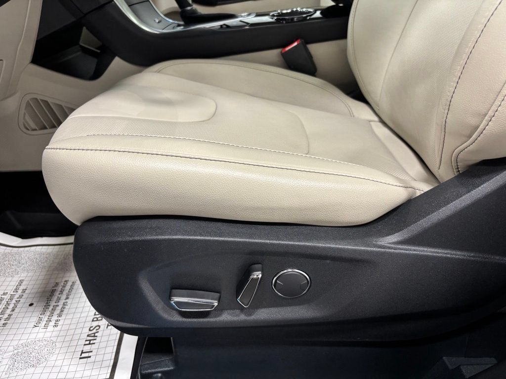 Used 2018 Ford Edge Titanium w/ Equipment Group 301A AWD/4WD image 12
