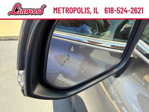 Used 2024 Toyota Highlander LE AWD/4WD image 17