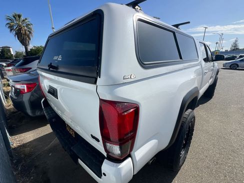 Used 2019 Toyota Tacoma TRD Off-Road w/ TRD Premium Off Road Package AWD/4WD image 4