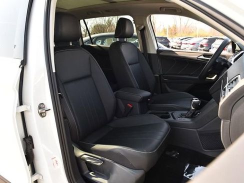 Used 2023 Volkswagen Tiguan SE w/ Panoramic Sunroof Package image 19