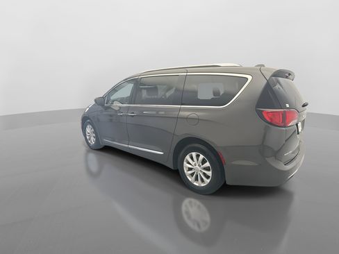 Used 2019 Chrysler Pacifica Touring-L FWD image 3
