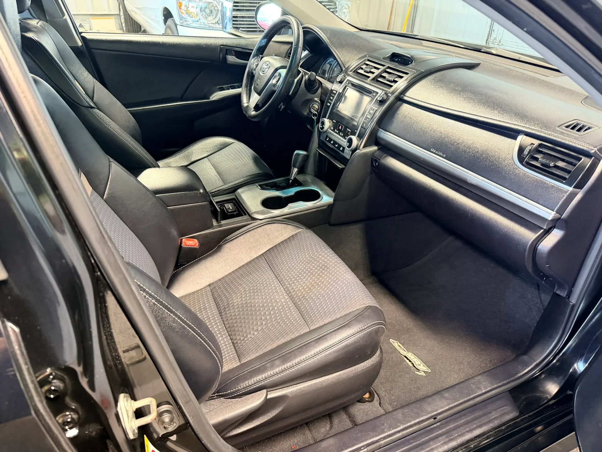 Used 2014 Toyota Camry SE FWD image 14