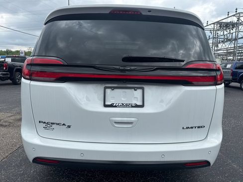 Used 2025 Chrysler Pacifica Limited FWD image 8