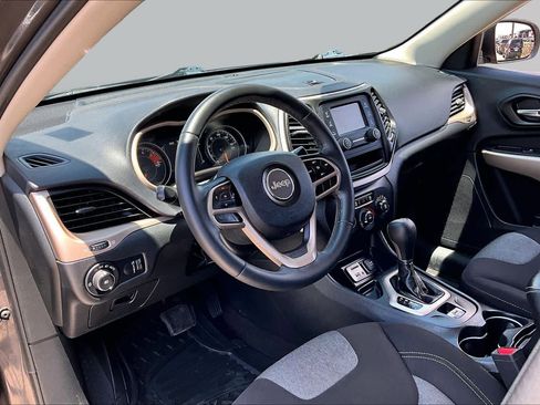 Used 2018 Jeep Cherokee Latitude w/ Altitude Package FWD image 16