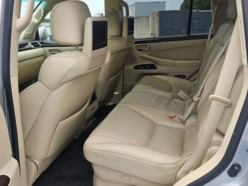 Used 2013 Lexus LX 570 4WD w/ Luxury Pkg image 12